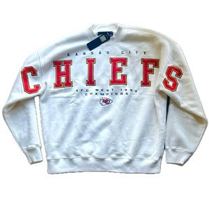 New! [A&F] Kansas City Chiefs Graphic Crew Sweatshirt ❤️💛🏈